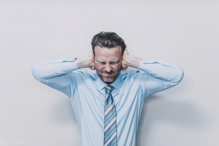 Egy férfinak nagyon fáj a feje. (Fotó: Guido Mieth / Getty Images Hungary)
