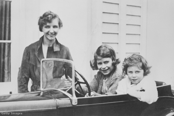 Marion Crawford, II. Erzsébet királynő (középen) és Margit hercegnő