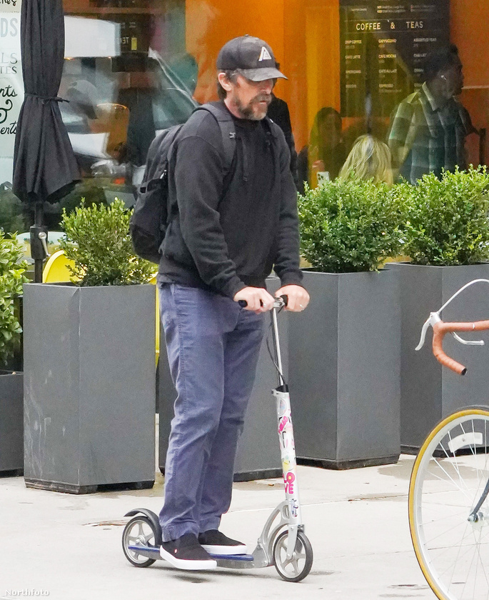 Christian Bale New York utcáin rollerezett, amikor a fotósok kiszúrták