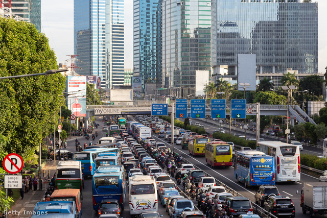 Az indonéz fővárosban az állandó zsúfoltság és az óriási forgalom is nagy gondot okoz