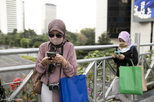 Az indonéz főváros lakói szinte egytől egyig maszkot hordanak