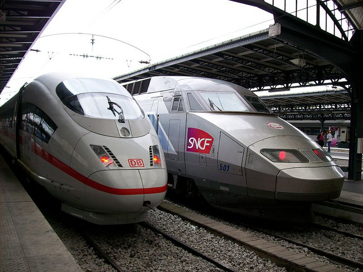 Balra a német (ICE), jobbra pedig a francia (TGV) szerelvények Paris gare de l'Est pályaudvaron.