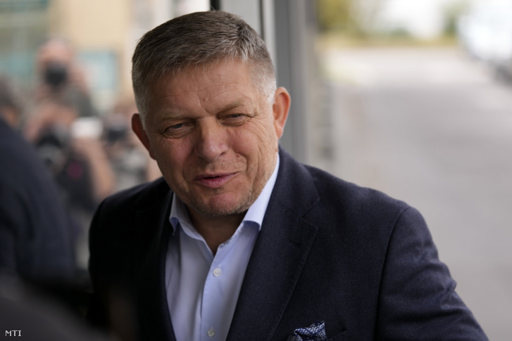 Robert Fico, az Irány – Szociáldemokrácia (Smer–SD) párt vezetője érkezik a párt pozsonyi székházába 2023. október 1-jén, a szlovák parlamenti választás másnapján
