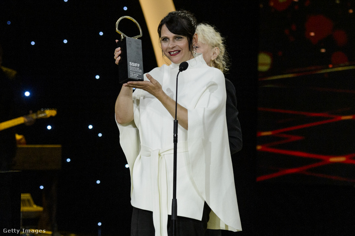 Jaione Camborda, a legjobb filmnek járó Arany Kagyló nyertese beszél a 71. San Sebastián Nemzetközi Filmfesztivál záróünnepségén 2023. szeptember 30-án