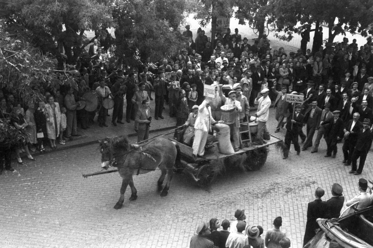 Kecskemét, 1945. augusztus 21. Résztvevők szamárral vontatott kocsival vonulnak a Magyar Kommunista Párt (MKP) választási nagygyűlésére.