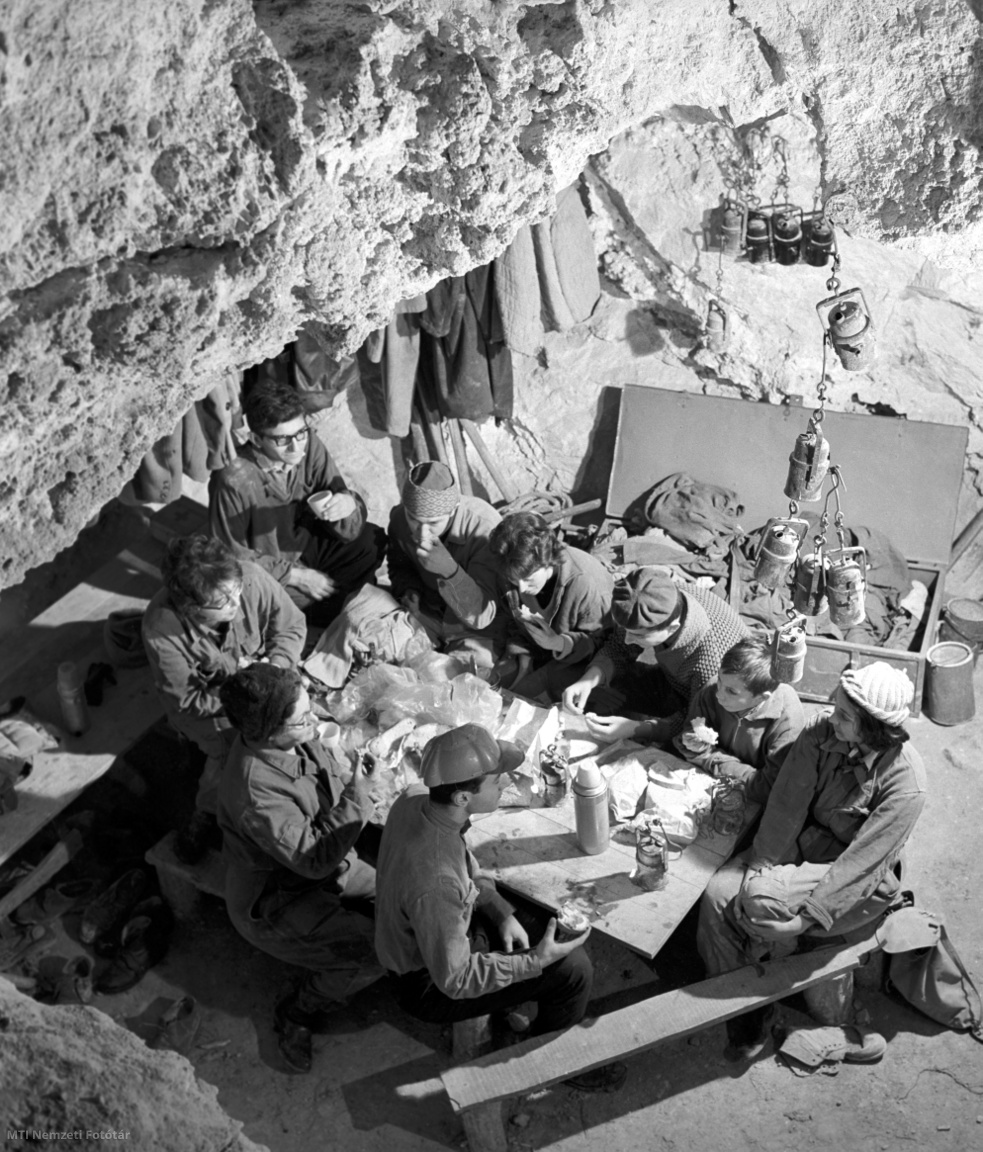 Esztergom, 1964. december 13. A Kadics Ottó Karszt- és Barlangkutató Szakosztály tagjai a Pilis hegységben, a kutatók „ebédlőjében” a már korábban feltárt és járhatóvá tett öreg barlangrészben, a Strázsa-hegyen (Pilis hegység) 1960-ban felfedezett barlangban