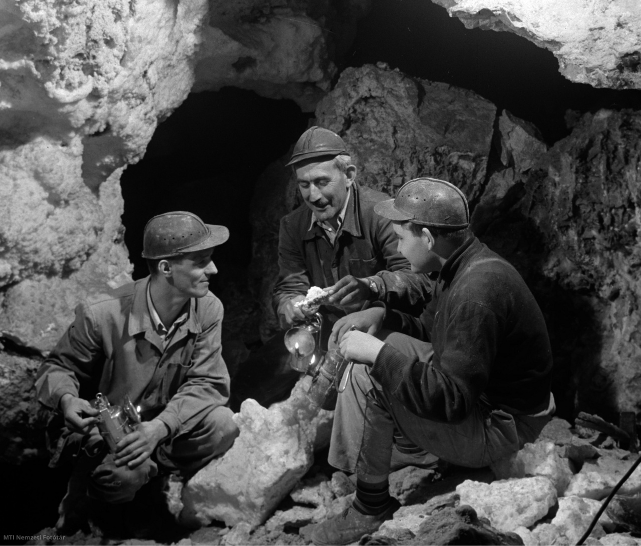 Dorog, 1962. május 18. A barlangkutatók: Szepessy Géza, a Dorogi Tájmúzeum vezetője, Benedek Endre, a Szénbányászati Tröszt főmérnöke és Szilva Zoltán technikumi tanuló (b–j) a sátorkőpusztai gipszbarlang egyik kristályokkal körülvett mélyedésében