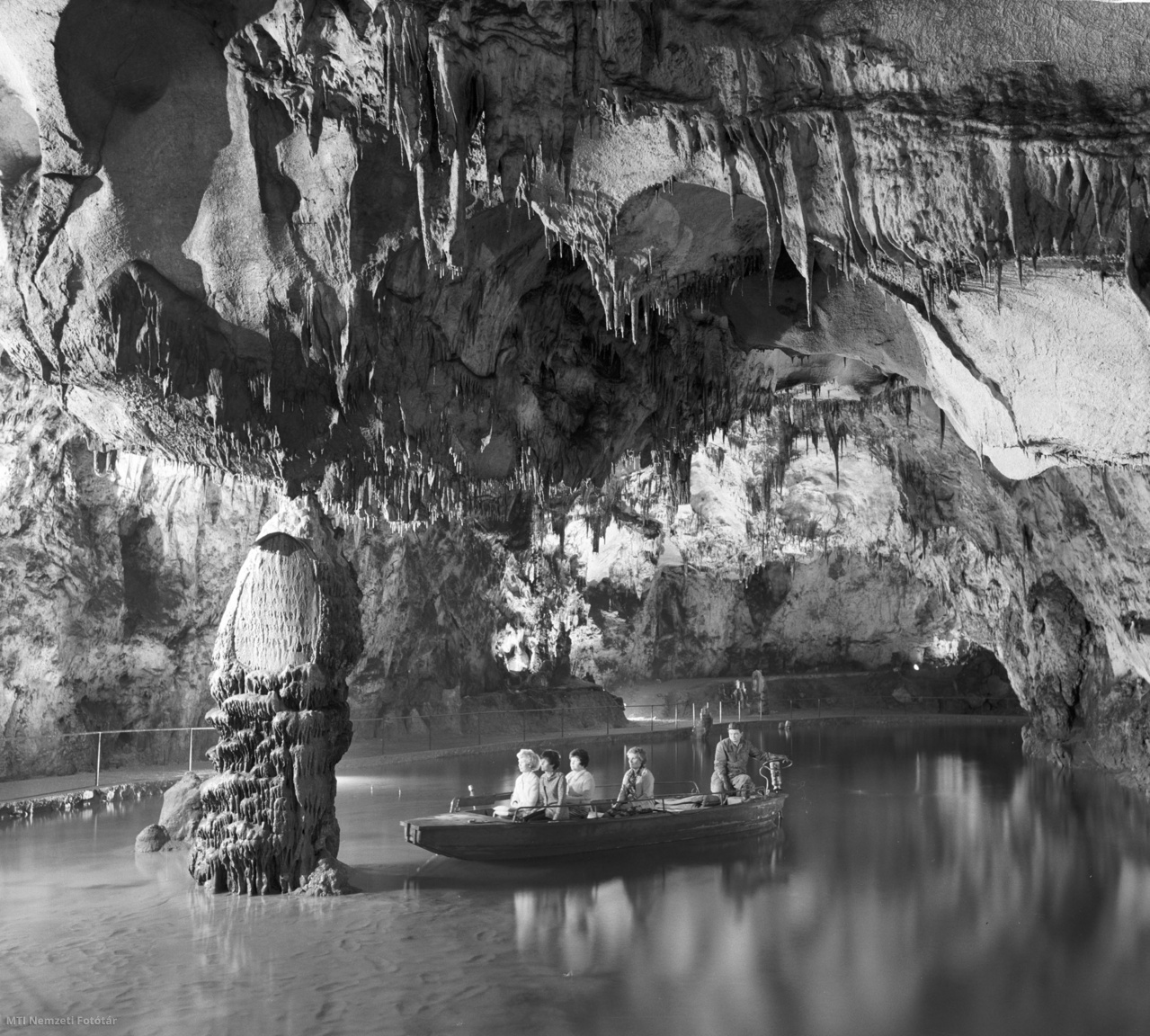 Aggtelek, 1977. március 28. Látogatók csónakáznak az Aggtelek-Jósvafői Baradla-barlang taván, Európa egyik legkülönlegesebb cseppkőbarlangjában