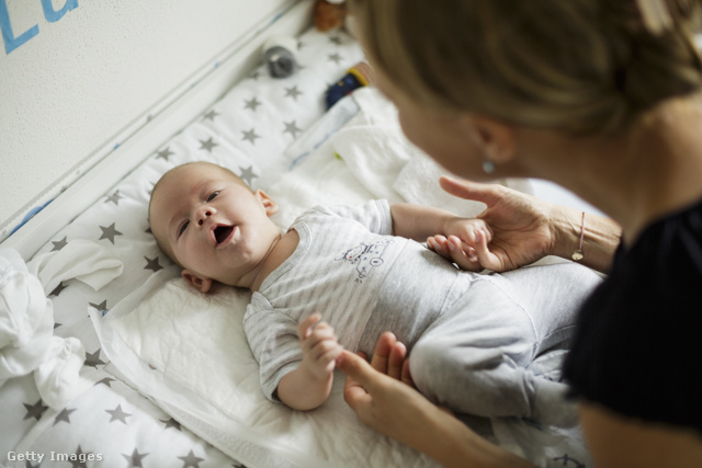 Az első fél évben a baba a gondozója szemét figyeli