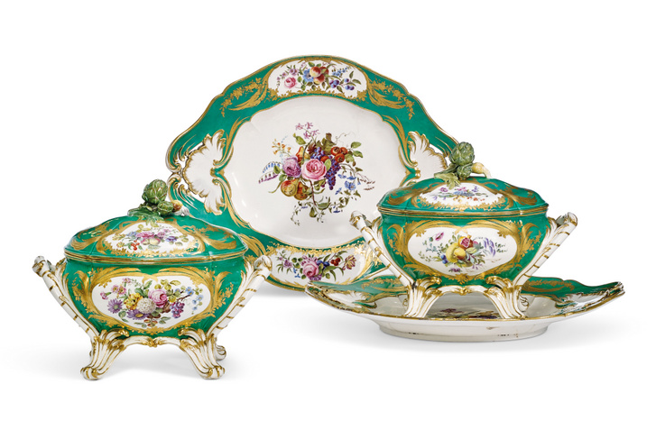 Kézzel festett sévres-i porcelánkészlet, e híres mintával van a kollekcióban egy kompótostálka, amelyet Márai kapott ajándékba XV. Lajostól.
