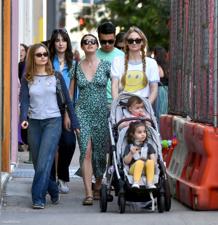 Sophie Turner barátnői és két gyermeke társaságában sétált New York utcáin, amikor lefotózták őket a paparazzik