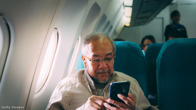 Továbbra is kapcsoljuk be a repülőgépes üzemmódot, mert bár valószínűleg a telefonok fedélzeten való használata nem károsítja a repülőgépek üzemképességét, a pilótáknak okozhatunk néhány kellemetlen pillanatot. (Fotó: Mongkol Chuewong / Getty Images Hungary)