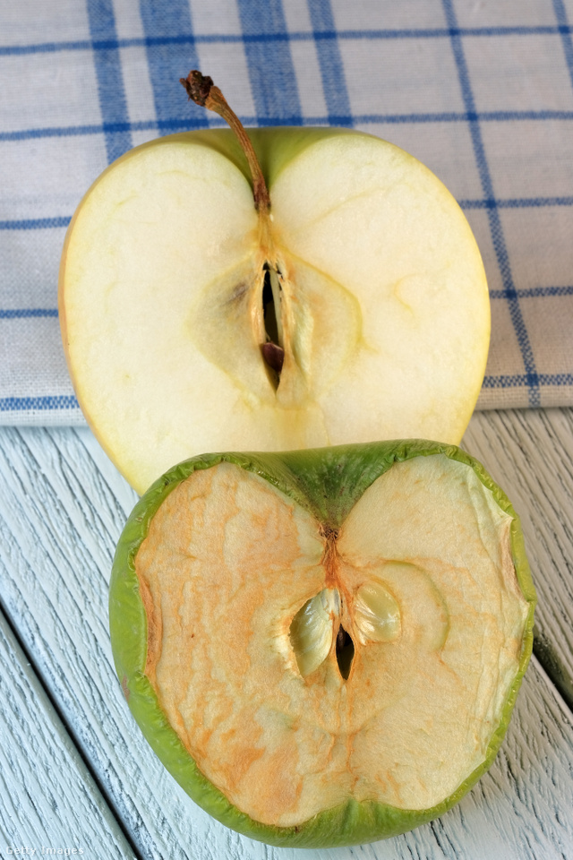 A PPO enzim miatt barnul be a felvágott alma