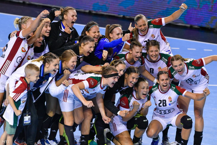 A magyar válogatott tagjai ünnepelnek, miután 30-25-re nyertek a Koreai Köztársaság csapata ellen a női junior kézilabda-világbajnokság elődöntőjében játszott Magyarország-Koreai Köztársaság-mérkőzésen a debreceni Főnix Csarnokban 2018. július 13-án