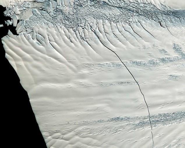 Cracked-glacier-to-produce-giant-iceberg
