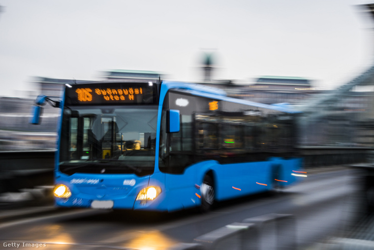 Amikor egy busz elindulásra készül a megállóból, sok járművezető nem tudja, hogy milyen kötelezettségei vannak. (Fotó: MarioGuti / Getty Images Hungary)