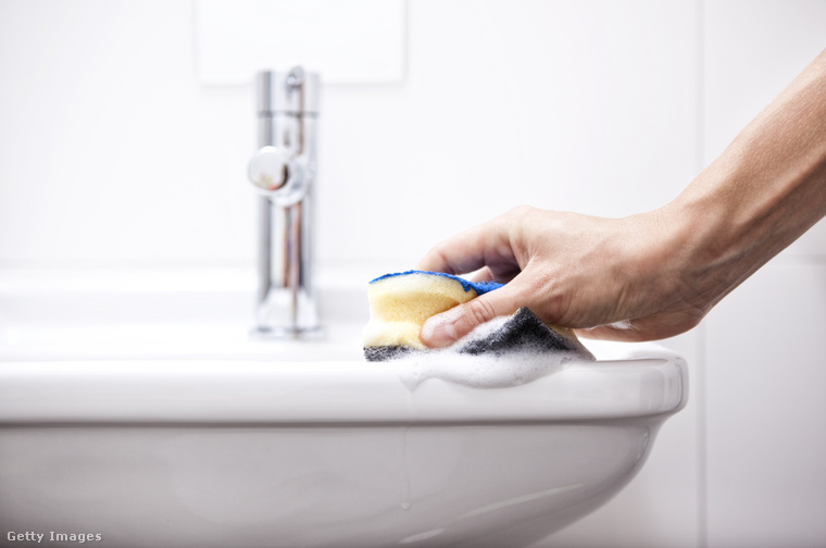 Diana Cruz szerint, ha a fürdőszobában bárhol találunk szappan-, sampon- vagy fogkrémfoltot, hajszálat vagy épp szemetet, hívhatjuk is a szállásadónkat. (Fotó: Westend61 / Getty Images Hungary)