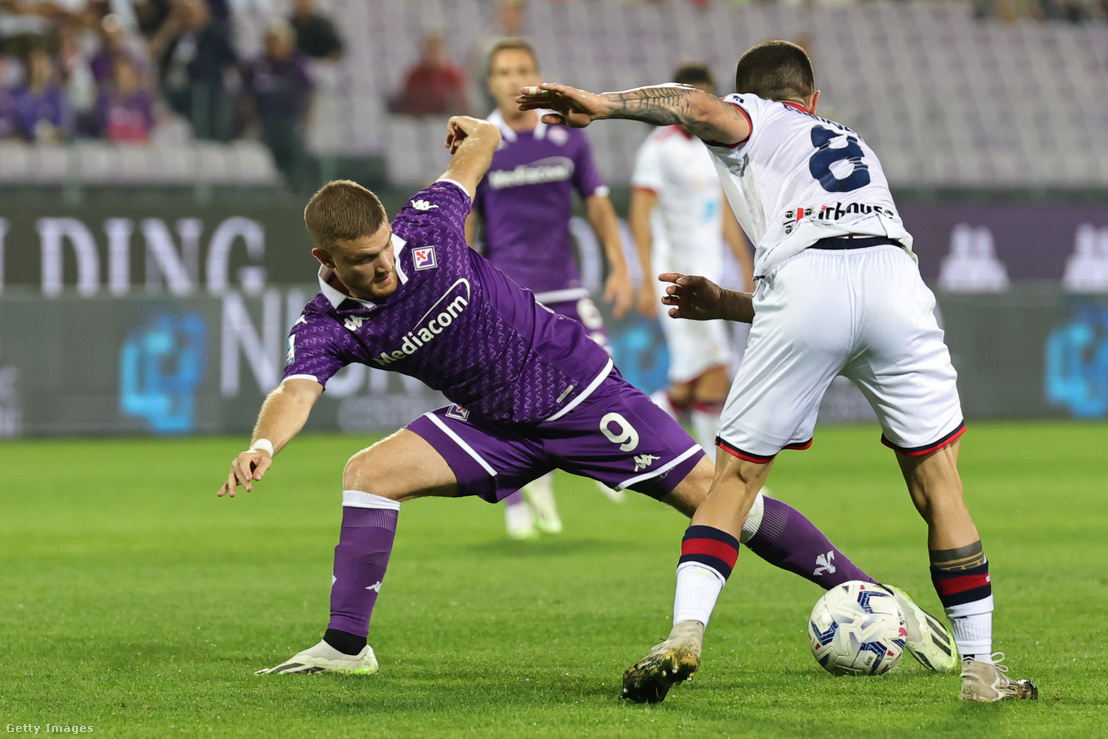 Lucas Beltran (Fiorentina) és Nahitan Nandez (Cagliari) küzd a labdáért a Fiorentina–Cagliari olasz Serie A labdarúgó-mérkőzésen a firenzei Artemio Franchi Stadionban 2023. október 2-án