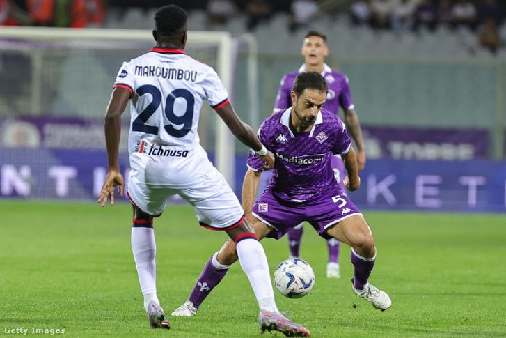 Giacomo Bonaventura (Fiorentina) és Antoine Makoumbou (Cagliari) küzd a labdáért a Fiorentina és a Cagliari közötti olasz Serie A-mérkőzésen a firenzei Artemio Franchi Stadionban 2023. október 2-án