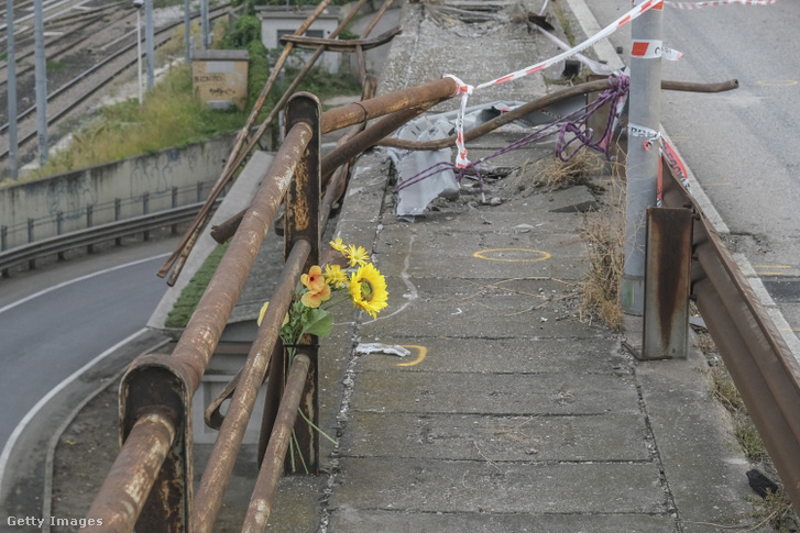 Virágcsokrokat hagynak a baleset helyszínének közelében 2023. október 4-én Velencében