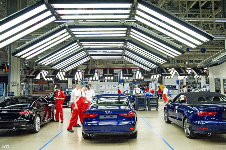 Dolgozók és különböző Audik az Audi Hungária győri gyárában