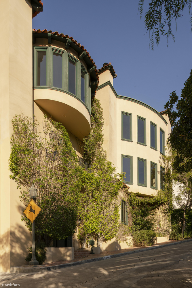 Az elképesztő ingatlan Los Angeles hírességek által lakta területén, az Outpost Estates negyedben található