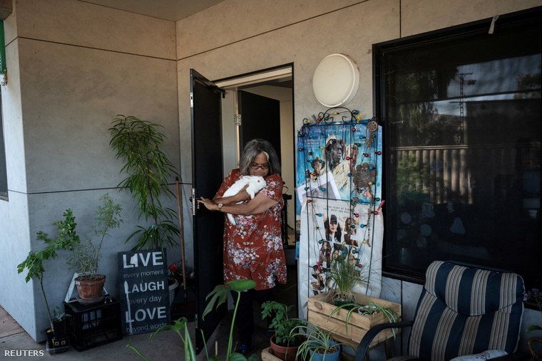Kathy Coulthard őslakos művésznő kisétál otthona hátsó tornácára 