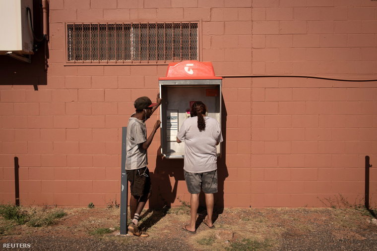 Rosemary és Jonathan,  helyi lakosok használják az utcai telefonfülkét, mivel a helyi mobiltelefon-torony aznap nem üzemelt