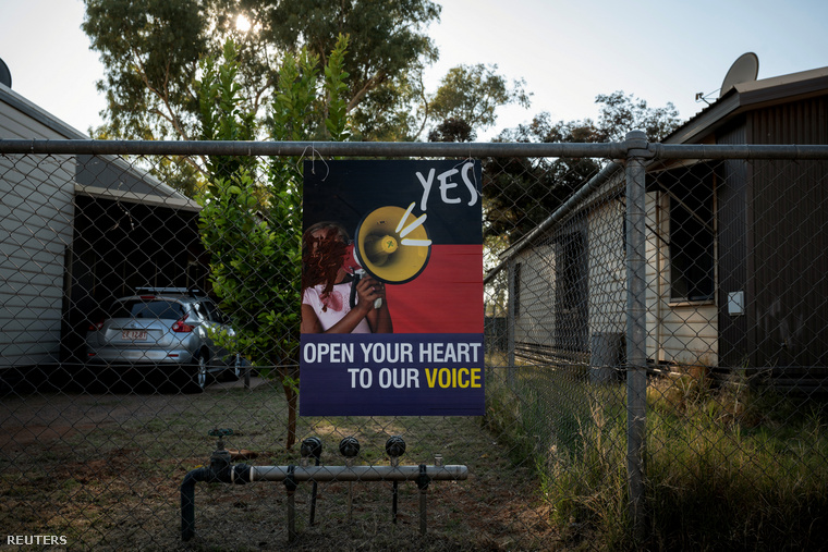 Egy hermannsburgi tanár háza előtti, az ausztrál őslakosokról szóló közelgő népszavazás mellett kampányoló "Igen" tábla, melyet a szavazást ellenzők átfestettek 