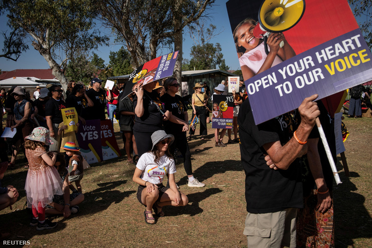 Emberek gyülekeznek a Yes23 kampány által szervezett "Séta az igenért" elnevezésű rendezvényen a Todd folyónál, Alice Springsben 2023