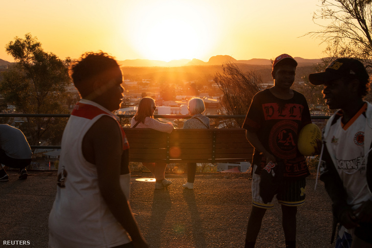 Fiúk játszanak, miközben az emberek a naplementét nézik Alice Springs felett az ausztráliai őslakosokról szóló országos népszavazás előtt 2023