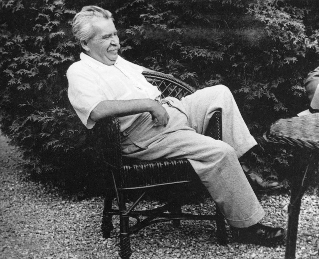 Móricz Zsigmond leányfalui nyaralója kertjében (1940)