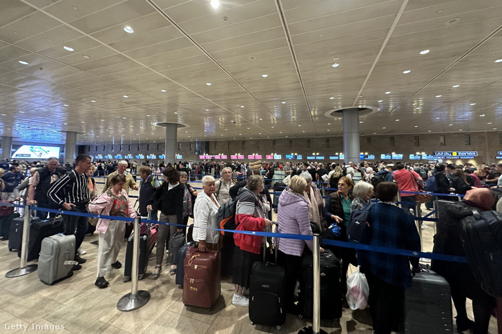 Utasok a tel-avivi repülőtéren 2023. október 8-án
