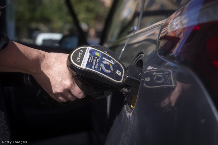 Bár az autózás során gyakran az akkumulátorra koncentrálunk, a tankban rejtőzködő "öreg" benzin csendes, de veszélyes fenyegetésként leselkedik járművünkre. (Fotó: NurPhoto / Getty Images Hungary)