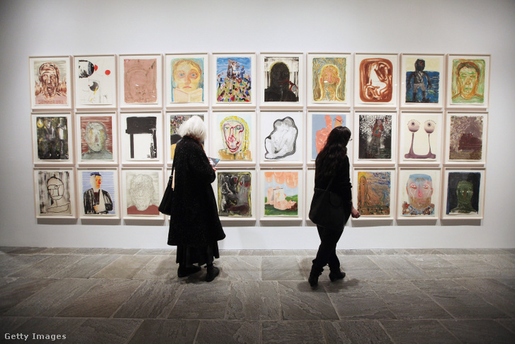 Látogatók Nicole Eisenman vegyes technikával készült monotípiáit nézegetik a 2012-es Whitney Biennálé sajtóelőzetesén a Whitney Amerikai Művészeti Múzeumban 2012. február 27-én New Yorkban