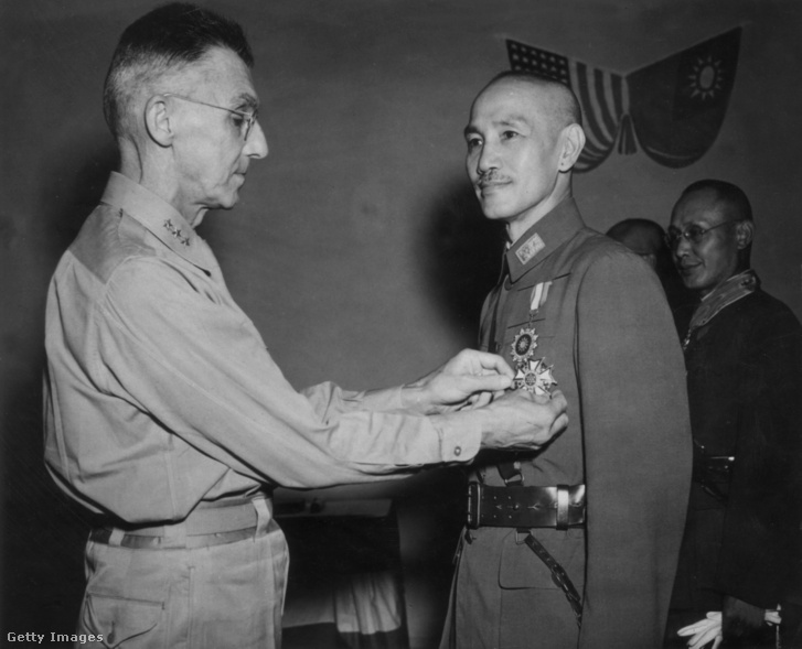 Joseph Stilwell tábornok, az amerikai hadsereg parancsnoka kitüntetést tűz Csiang Kaj-sek kínai államférfi egyenruhájára 1945-ben
