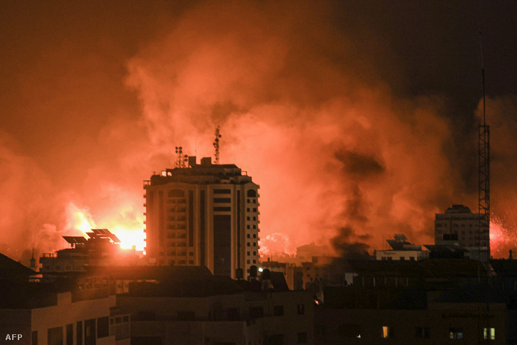 Lángoló épületek Gázában 2023. október 9-én