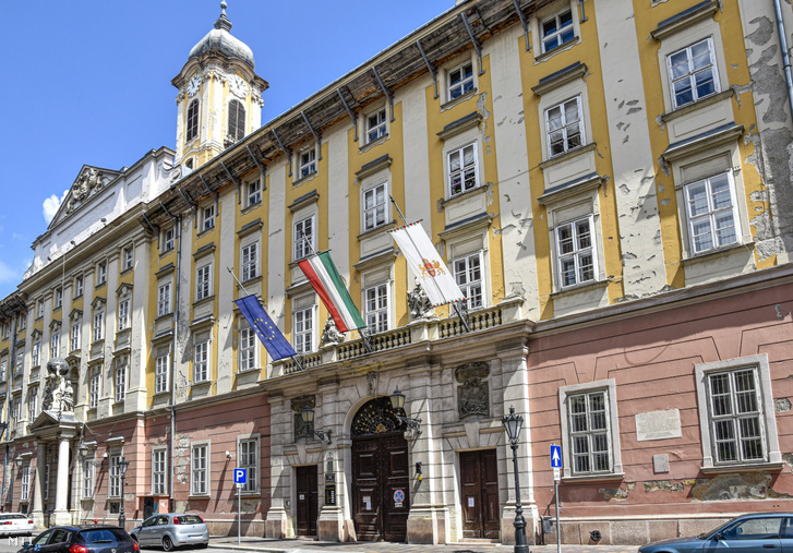 Budapest Főváros Önkormányzata Főpolgármesteri Hivatal épületének főbejárata az V. kerületi Városház utcában