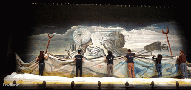A Finzi Pasca Társulat tagjai kifeszítik Salvador Dali Őrült Trisztán-képét.