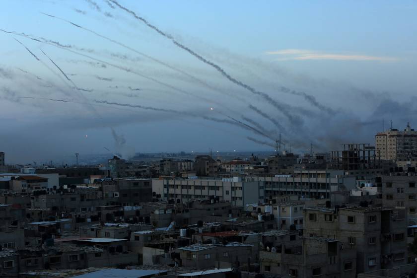 Október 7-én kora reggel rakétaeső ébresztette Izrael több, Gázához közel eső városát. Több ezer lövedéket lőtt ki a Hamász nevű fundamentalista terrorszervezet, a napot Izrael 9/11-ének is nevezik.