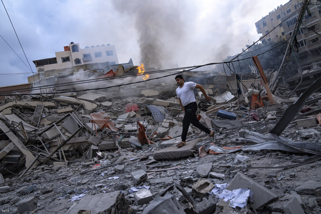 Izraeli légitámadásban megsemmisült ház romjai Gázában 2023. október 10-én