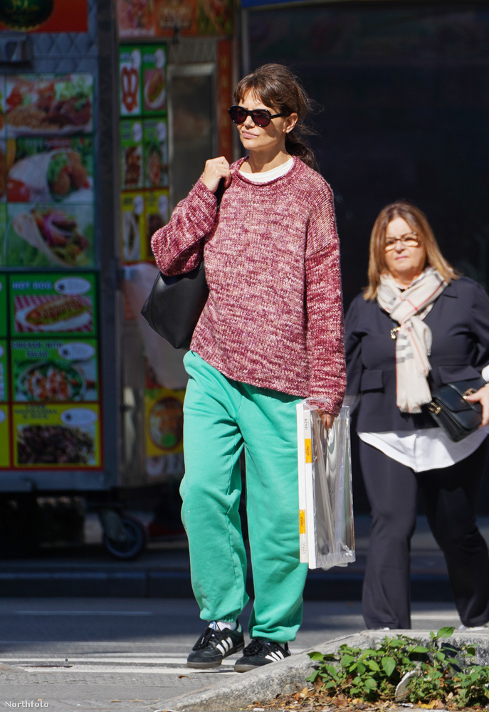 Katie Holmes New York utcáin sétált vásárlás után, amikor kiszúrták őt a paparazzik