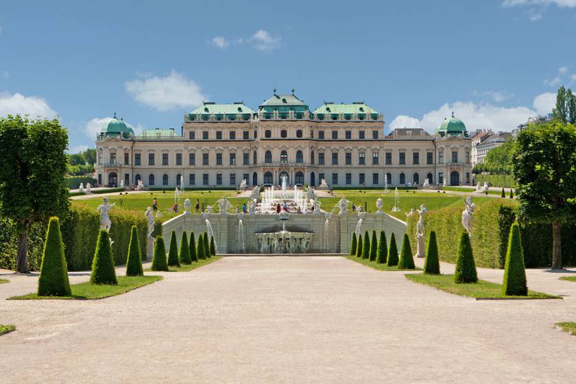Akár vonattal, akár busszal mentek Bécsbe, a főpályaudvartól egy karnyújtásra magasodó Belvedere kastély lehet az első úti célotok. A csodás barokk palota kertjében tett séta elvarázsol, az épületben Gustav Klimt, Egon Schiele és Oskar Kokoschka művei is megcsodálhatók.