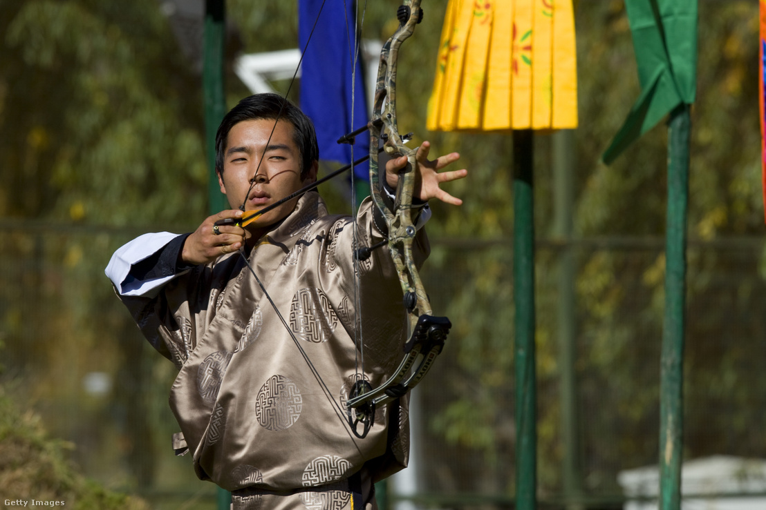A NOB bhutáni tagja, Jigyel Ugyen Wangchuck kedvenc sportágának, az íjászatnak hódol 2008. november 8-án