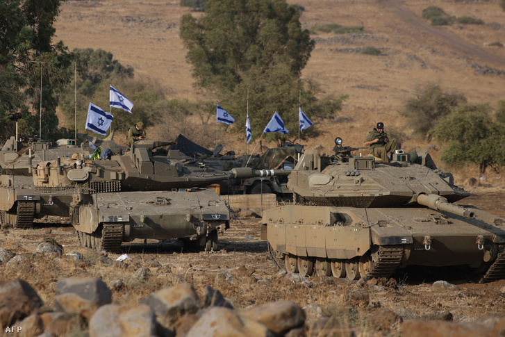 Izraeli Merkava harckocsik az észak-izraeli Galilea felső részén, a libanoni határ közelében 2023. október 11-én