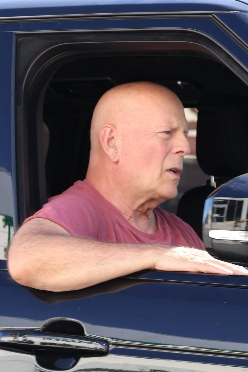 Bruce Willis 2023 októberében testőrével autózott Los Angelesben.
