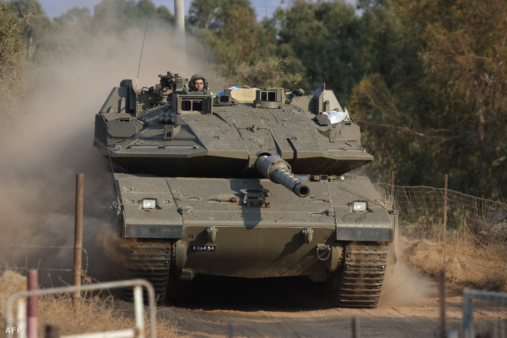 Izraeli Merkava harckocsik előrenyomulnak egy állásba az észak-izraeli Felső-Galileában, a libanoni határ közelében 2023. október 11-én
