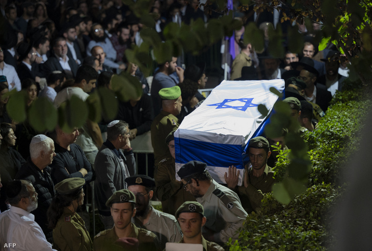 Az izraeli hadsereg katonái viszik egy bajtársuk koporsóját a temetésén a jeruzsálemi Herzl-hegyi temetőben 2023. október 10-én