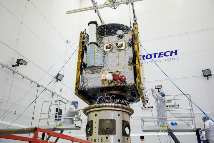 A Psyche a hordozórakétára rögzítése előtt, az Astrotech Space Operations tisztaszobájában a floridai Titusville-ben, 2023. október 5-én,