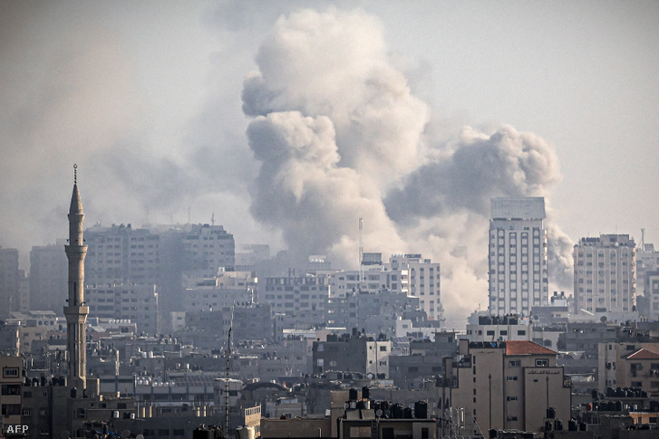 Füstfelhők gomolyognak izraeli légicsapások közben Gáza városában 2023. október 12-én